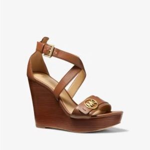 Micheal Kors CARMEN FAUX LEATHER WEDGE SANDAL size 9 brown, tan, luggage